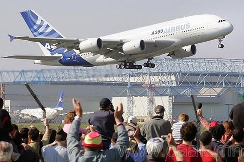 Сингапурын авиа компани анхныхаа Airbus A380 онгоцоо авлаа (24 Фото)