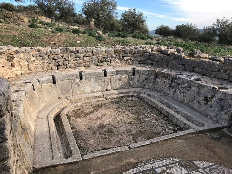 МЭ 1 -р зууны үед баригдсан эртний Ром хотын Дугга хот дахь нийтийн бие засах газар