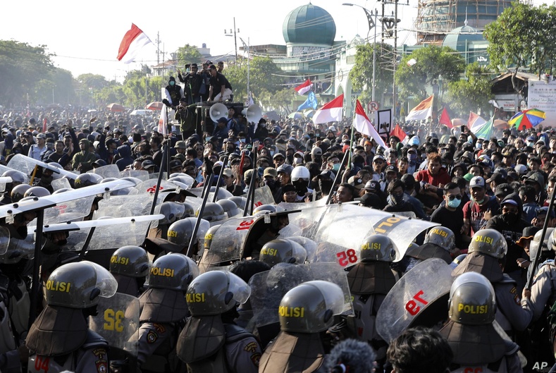 Индонезийн иргэд эрүүгийн хуулийн шинэ төслийг эсэргүүцэж байна