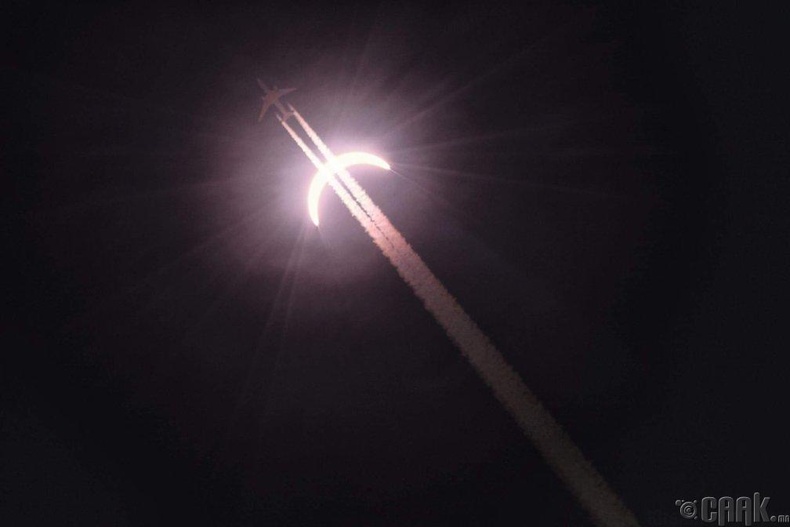Нар хиртэлтийн үед нисэж байгаа онгоц