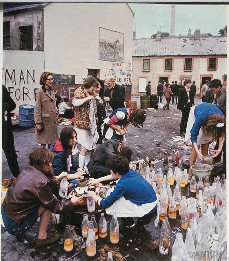 Хойд Ирландын босогчид шатамхай бодис "молотов" коктейл хийж байгаа нь, 1969 он