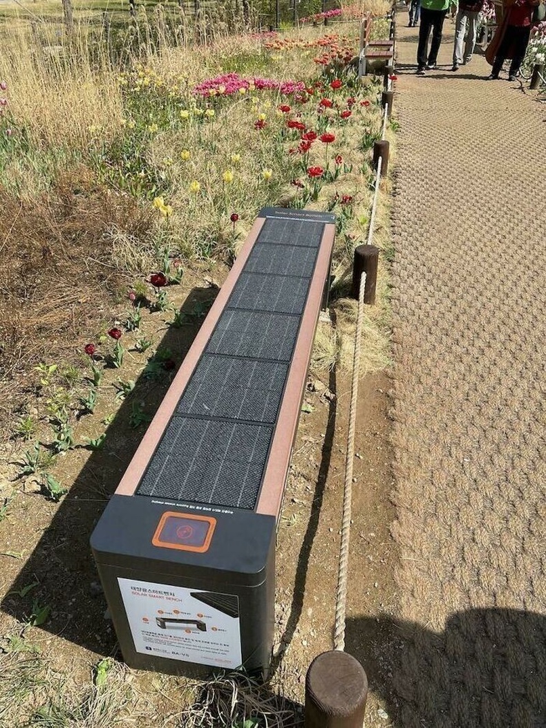 Сөүлийн парк доторх нарны хавтантай, USB, утасгүй цэнэглэгчтэй суудал