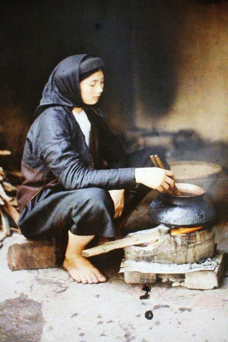 Хоол хийж буй эмэгтэй