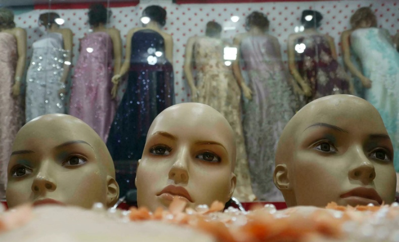 Талибанчууд дэлгүүр дэх манекенуудын толгойг тасалж хаяхыг тушаажээ