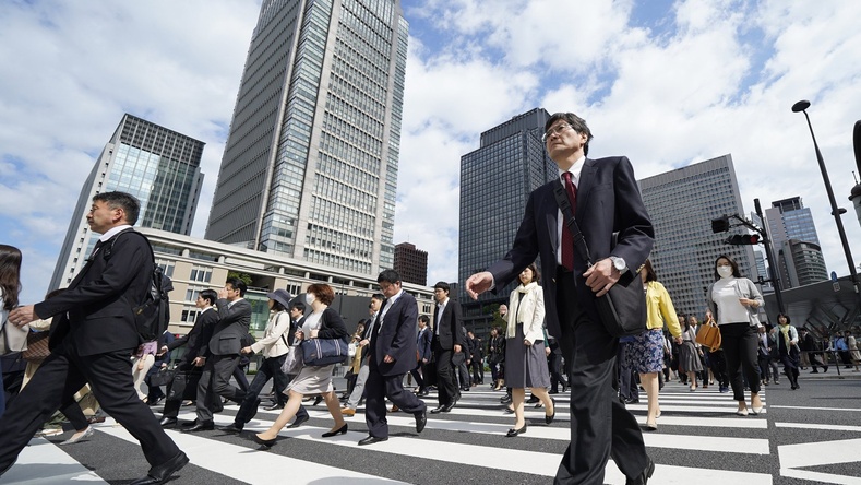 Хэрэглэгчдийн зарцуулалт буурч, худалдаа удааширснаар Япон улсын эдийн засаг агшлаа