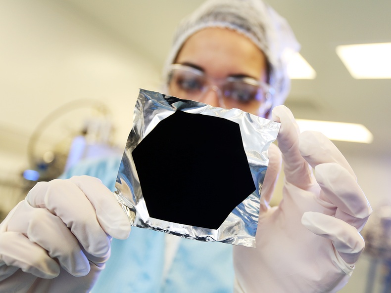 Дэлхийн хамгийн гүн хар өнгөтэй материал Vantablack нь гэрлийн 99.96 хувийг шингээдэг.