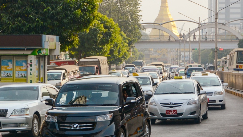 Мьянмар улсын гадаад валютын нөөц буурсан тул автомашины импортыг зогсоолоо