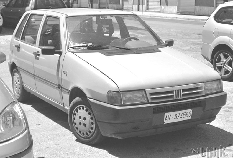 Цагаан өнгийн "Fiat Uno" автомашин