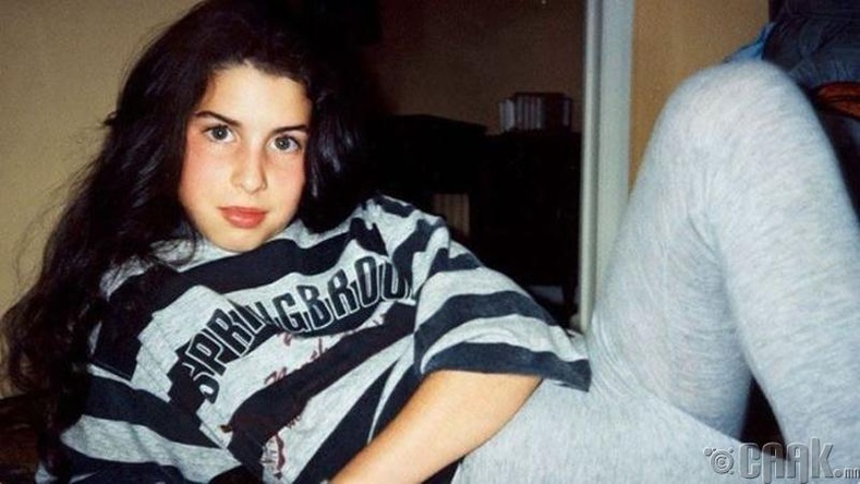 Дуучин, ая зохиогч Эми Уайнхаус (Amy Winehouse)-ийн хүүхэд ахуйн ховор гэрэл зураг