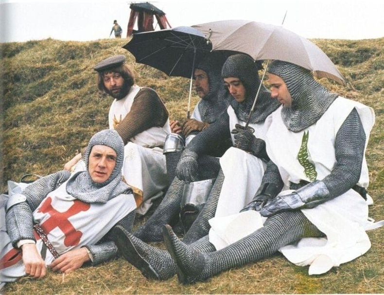 "Monty Python and Holy Grail" киноны жүжигчид завсарлага авч байна