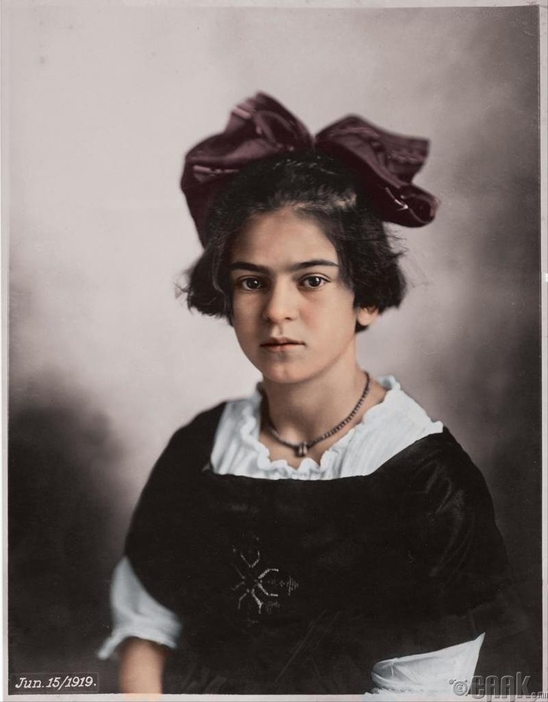 Фрида Кало (Frida Kahlo)-гийн аав охиныхоо хөргийг авчээ