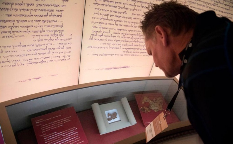 Вашингтоны музей дахь алдарт "Сөнөсөн тэнгисийн хуйлмал бичээс" хуурамч байсныг илрүүлжээ