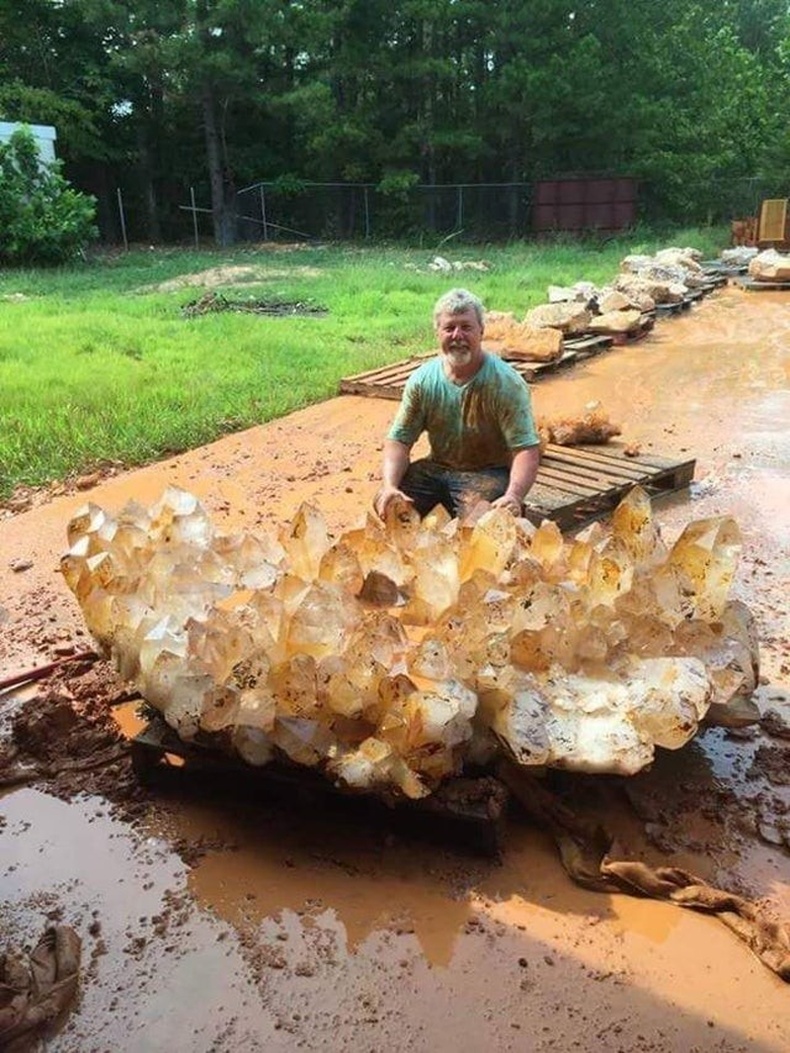 Энэ хүн 4 сая ам.долларын үнэтэй кварц чулуу олсон байна