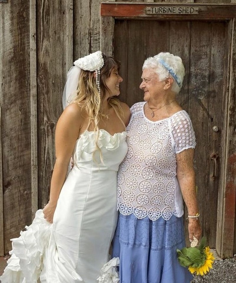 "92 настай эмээ маань дэлхийн хамгийн аз жаргалтай хуримын гэрч боллоо"