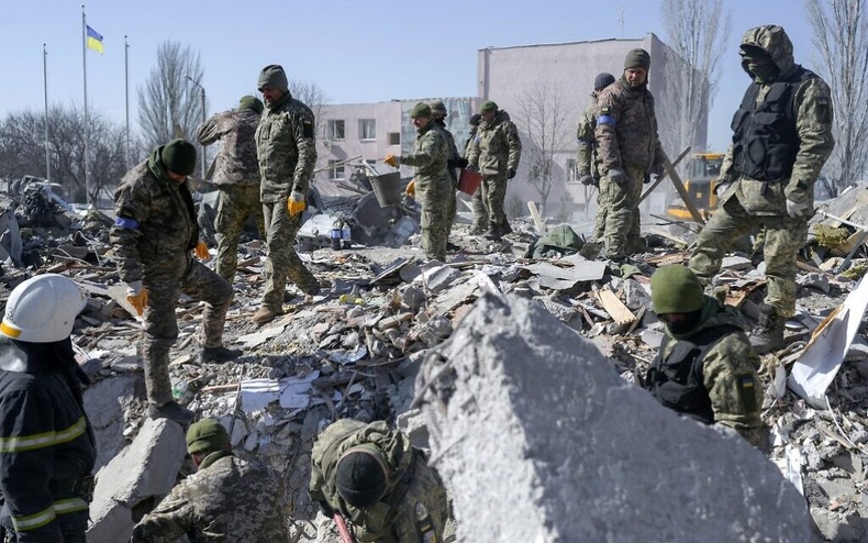 Украины арми Оросын баазыг устгасны дараа Оросын 200 цэрэг амиа алдаж, 300 хүн шархаджээ