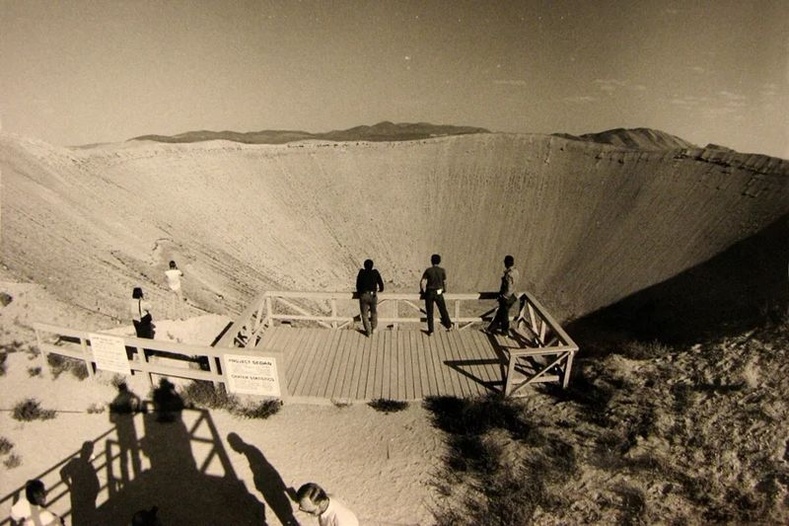 АНУ-ын Невада цөмийн туршилтын талбайг үзэж буй жуулчид, 1950-аад оны үе.