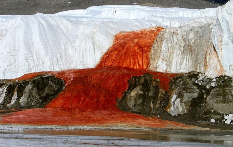 Антарктидад байдаг "цуст" хүрхрээ - Ус нь төмрийн агууламж ихтэй тул ийм өнгөтэй харагддаг