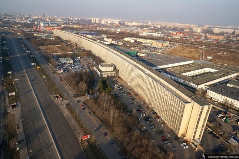 Москва дахь Цахилгаан тооцооллын судалгааны төвийн барилга. 736 метр урт бөгөөд автобусны 3 буудал дамнан үргэлжилдэг гэнэ.