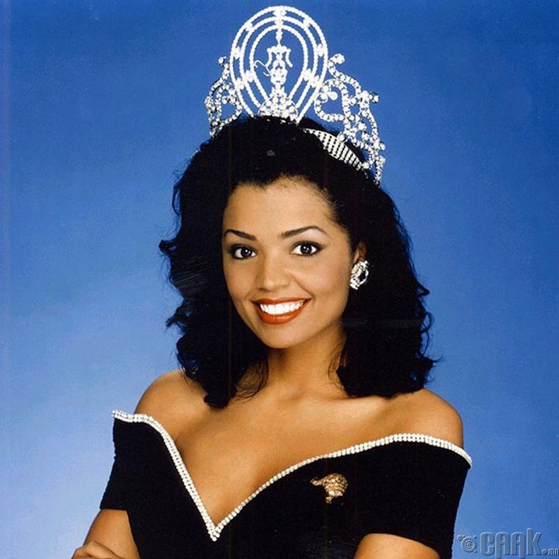 "Miss Universe-1995"-ын ялагч:  Амеркийн гоо бүсгүй Челси Смит, 21 настай, 173 см өндөр.