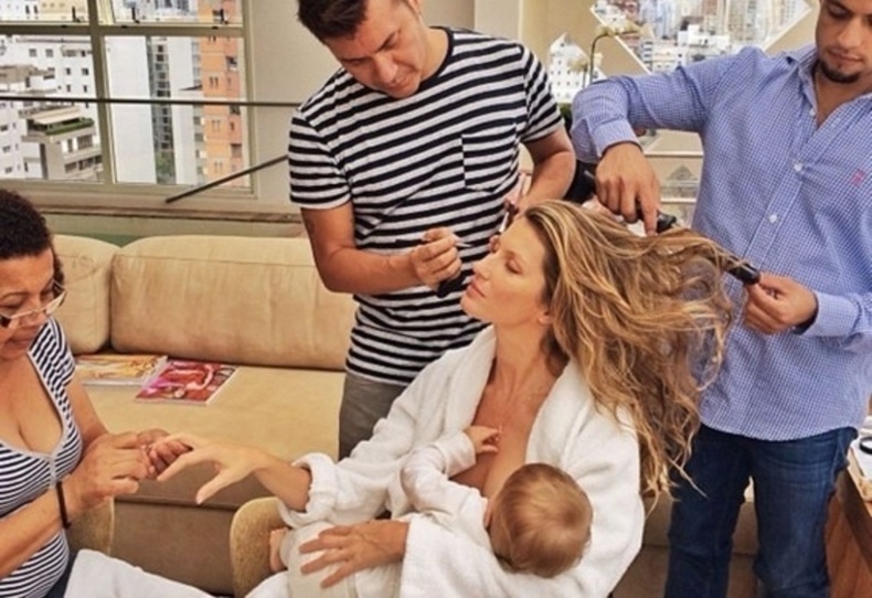 Хүүхдээ хөхүүлж буй Жизель Бундхен Gisele Bündchen()