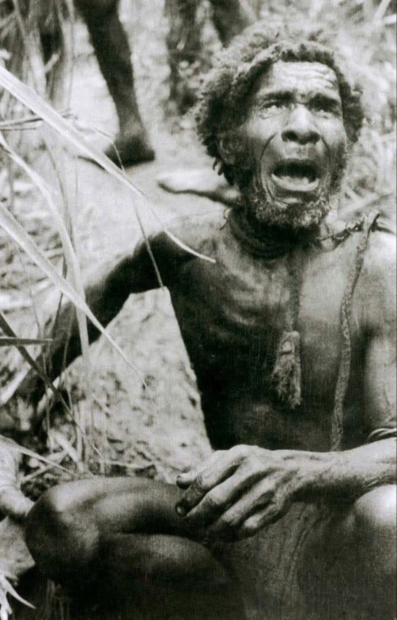 Шинэ Гвинейн уугуул иргэн цагаан арьстай хүн анх удаа харж буй нь (1930-аад он)
