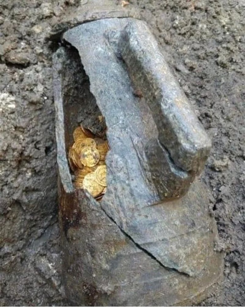 МЭ 5-р зууны үед хамаарах эртний Ромын алтан зоосоор дүүрэн гүц