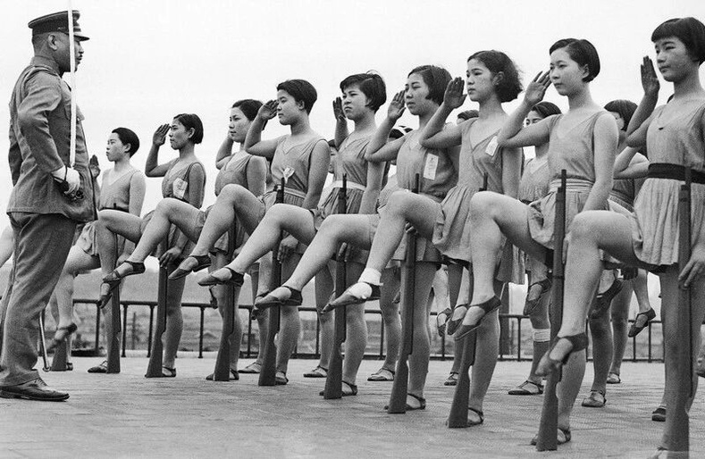Найрал дуучин бүсгүйчүүдийн жагсаалын бэлтгэл - Япон, 1930-аад он