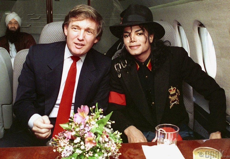 Попын хаан Майкл Жейксон (Michael Jackson), АНУ-ын ерөнхийлөгч Дональд Трамп (Donald Trump) нар ДОХ-ын халдвартай өвчтөн Райн Вайт дээр очихоор явж байна, 1990 он