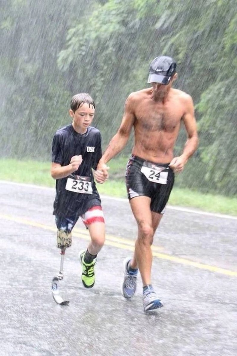 Хөгжлийн бэрхшээлтэй болсон хүүгээ зоригжуулан, марафонд бэлдэж буй аав