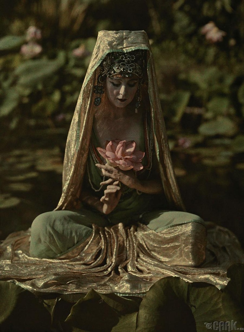 Лянхуа цэцгийн байрлал авсан бүсгүй, Калифорни, 1915 он