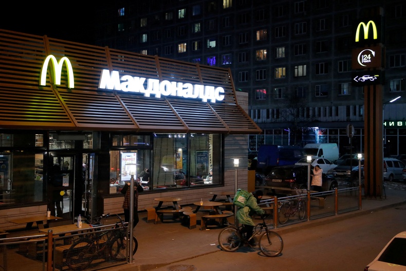 "McDonald's" компани Орос дахь бүх хөрөнгөө зарахаар шийджээ