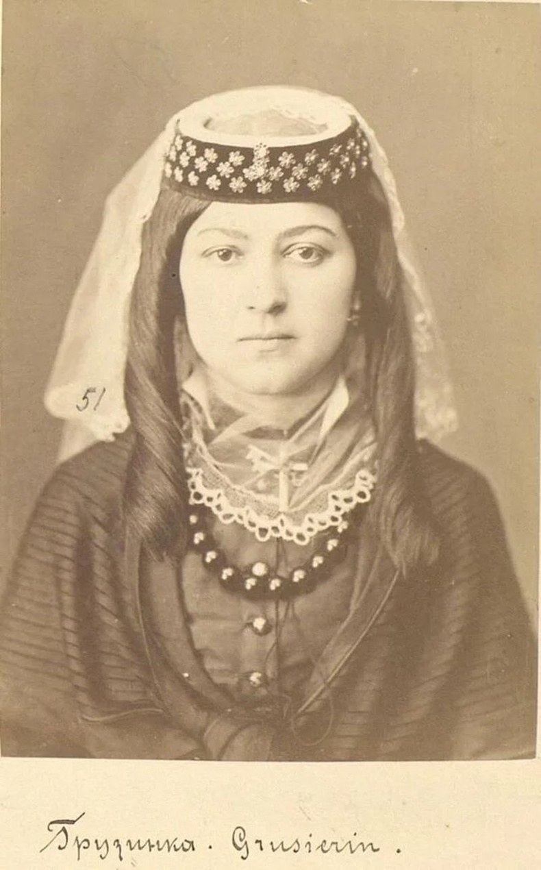 Уламжлалт тавсакрави толгойн гоёлоо өмссөн гүрж бүсгүй. Тбилиси муж.