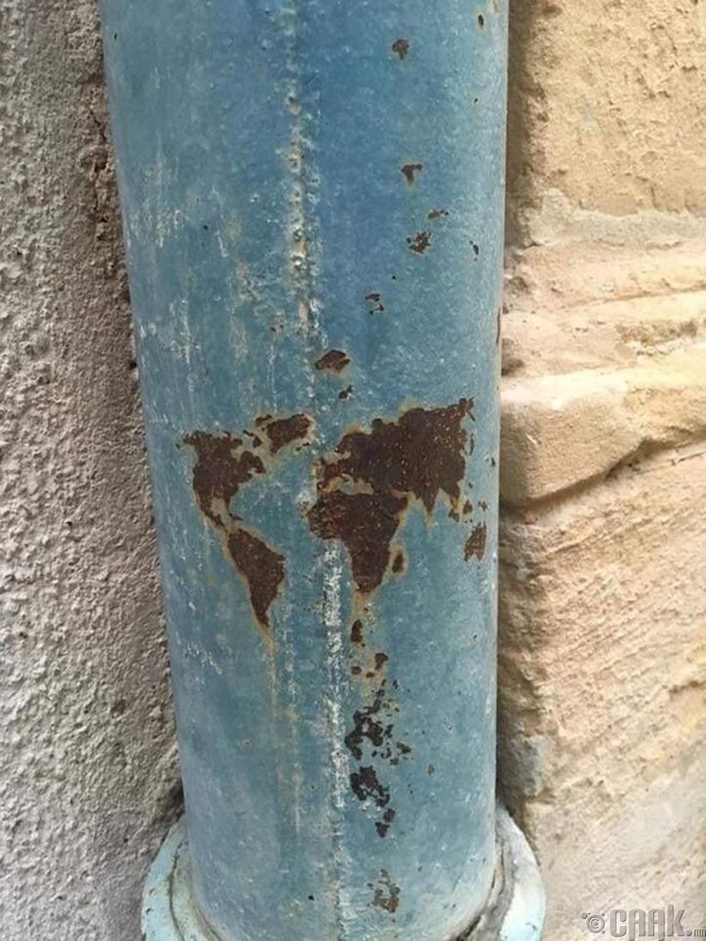 Хэн нэгэн нь хуучин хоолойн дээр дэлхийн газрын зургийг урлажээ