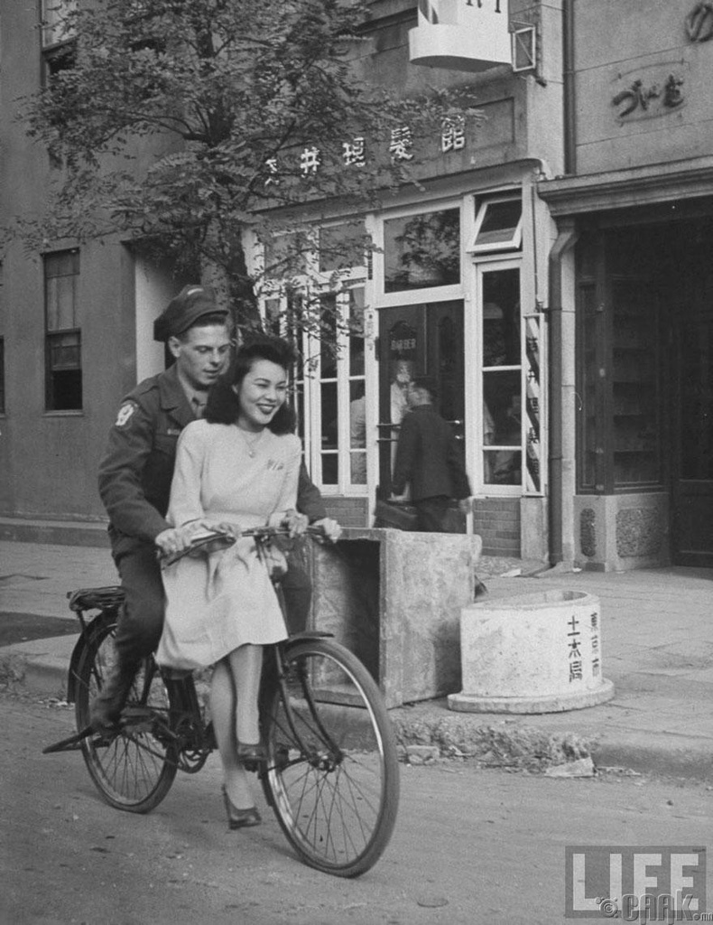 Америк цэрэг ба Япон бүсгүй, 1946 он