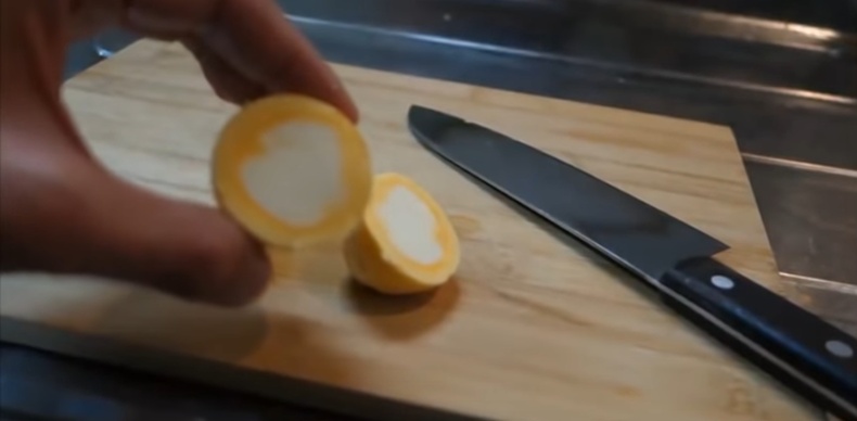 Өндөгний шарыг хэрхэн гадна талд нь гаргаж чанах вэ?