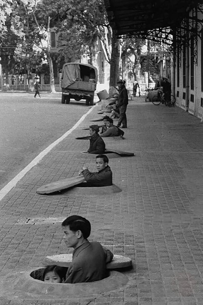 Ханой хотын иргэд бөмбөгдөлтийн үеэр нуугдаж буй нь - Хойд Вьетнам, 1967