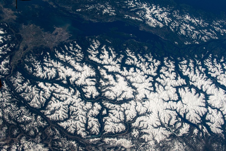 Канадын Британийн Колумб мужийн уулс. Зүүн дээд талд Ванкувер хот байна