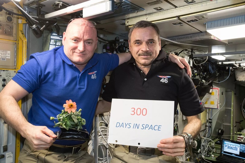 2016 он: НАСА-гийн сансрын нисгэгч Скотт Келли, Оросын сансрын нисгэгч Михаил Корниенко нар сансарт хамгийн удаан хугацааг өнгөрүүлсэн хүмүүс болов