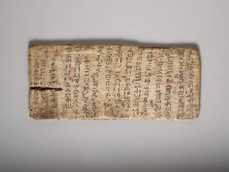 4000 жилийн тэртээх Эртний Египетийн "сурагчийн дэвтэр". Багш нь улаанаар тэмдэглэж зассан байгааг харж болно.