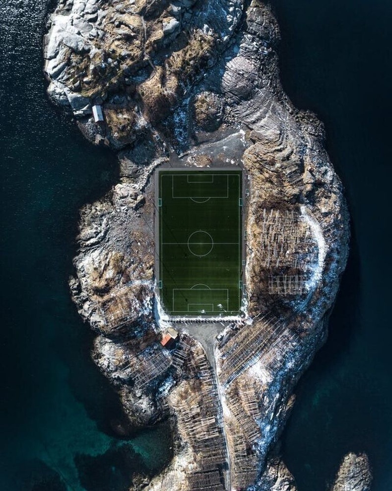 Норвегийн эрэг дэх хөлбөмбөгийн талбай