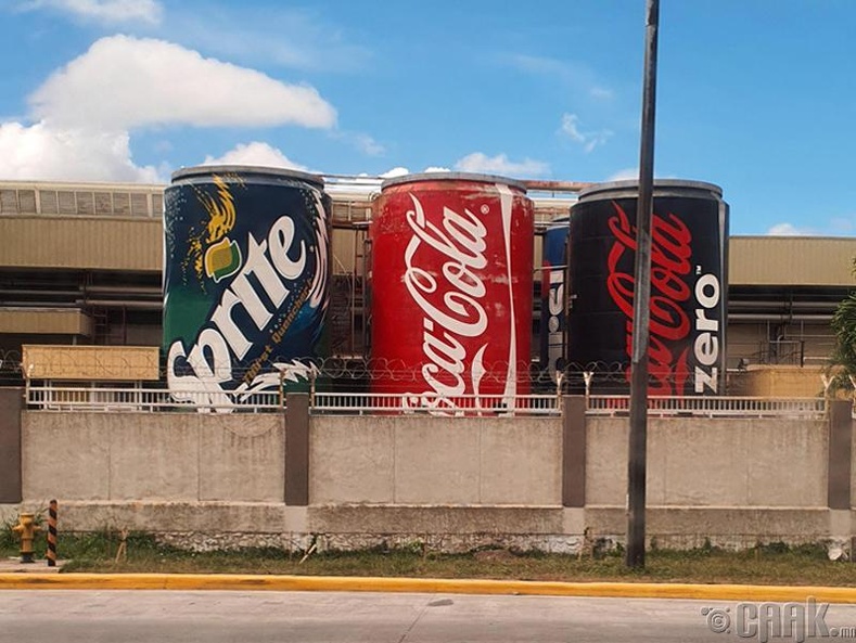 "Кока Кола" үйлдвэрийн гаднах торхнууд