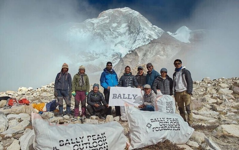 "Непалын уулчид Эверестийн оргилоос 2.2 тонн хог хаягдал түүжээ."