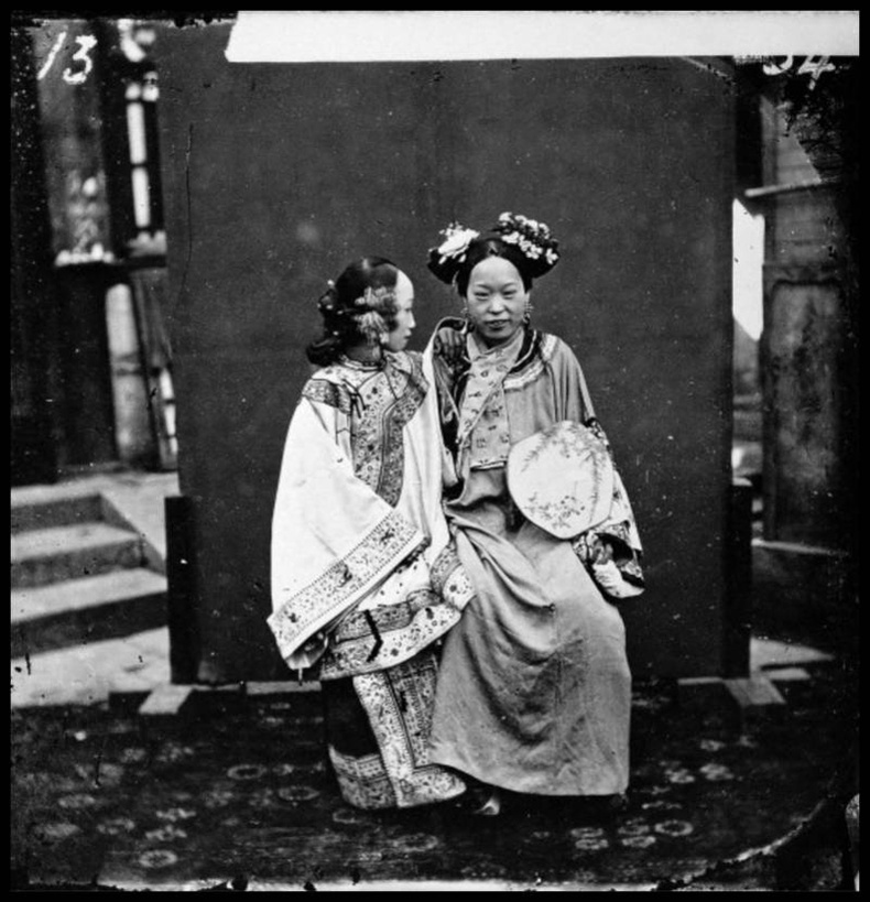Охиноо өвөр дээрээ суулгасэн эмэгтэй - Бээжин. 1871 он.