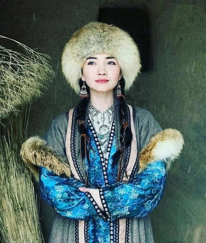 Kazakh me. Айя Шалкар Медина. Aya Shalkar в национальном костюме. Айя Шалкар казахский костюм. Казахские девушки в национальной одежде.