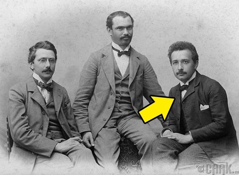 Залуу эрдэмтэн Эйнштэн (Einstein) найзуудын хамт 1903 онд