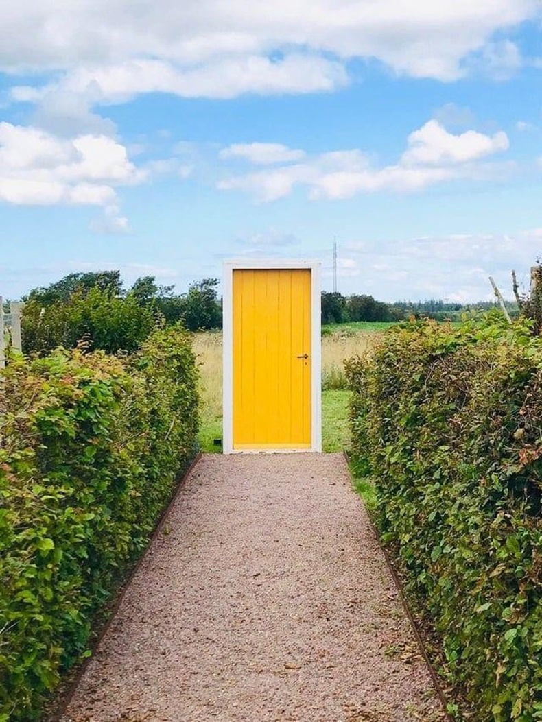 Дани улсад байдаг энэ хаалга чимэглэлийн зориулалттай биш, харин цэцэрлэгээс задгай талбайд хүрэх замыг хаажээ