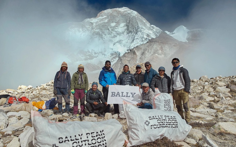 Балбын авирагчид хөл хорионы үед Эверест уулнаас 2.2 тонн хог хаягдал цэвэрлэжээ
