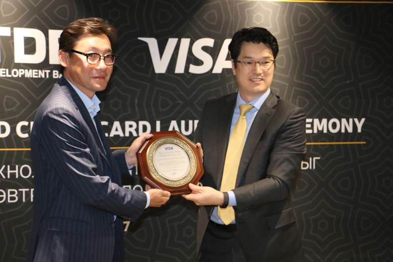 “Visa Paywave” технологи бүхий олон улсын Алтан кредит картыг анх удаа зах зээлд нэвтрүүллээ
