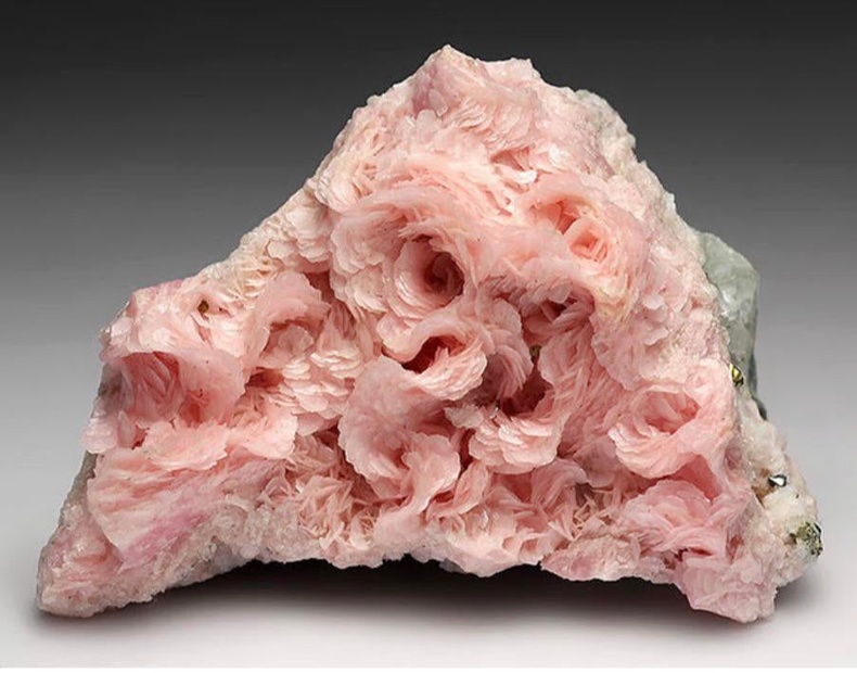 Rhodochrosite буюу "Инкийн сарнай" гэгддэг үнэт чулуу