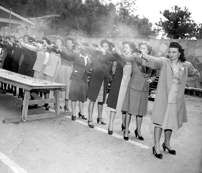 Лос-Анжелесийн эмэгтэй цагдаа нар буудлагын бэлтгэл хийж буй нь, 1948 он